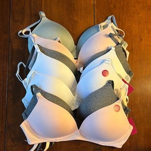 7 no-wire bras…3 still with tags. Little to no wear at all.